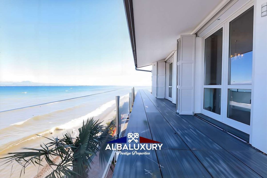 Villa in Desenzano Centro, Desenzano del Garda, Lombardy 3 - 15345169