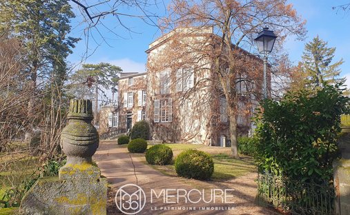 Estate With 18th Century Château, Outbuildings, Swimming Pool, Tennis Court, 10min From Riom Center