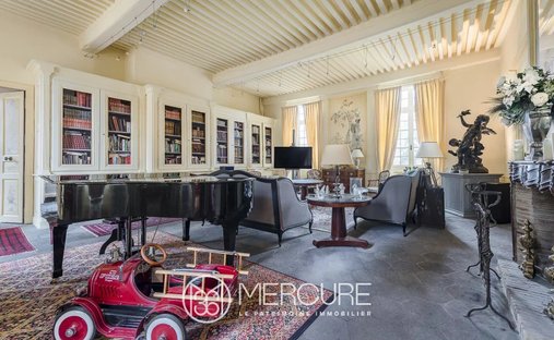 Estate With 18th Century Château, Outbuildings, Swimming Pool, Tennis Court, 10min From Riom Center