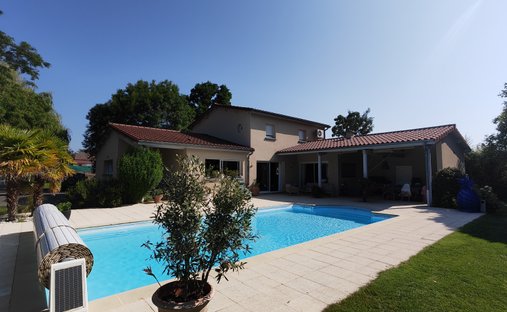 Castle for Sale in Gannat, Auvergne-Rhône-Alpes, France