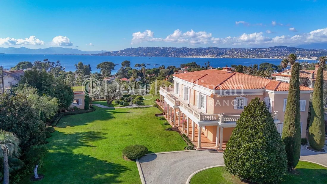 Villa in Antibes, Provence-Alpes-Côte d'Azur, France 1 - 15228750