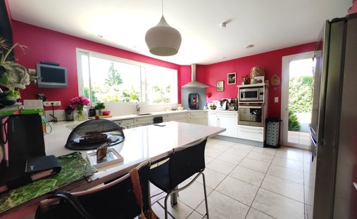 Castle for Sale in Gannat, Auvergne-Rhône-Alpes, France