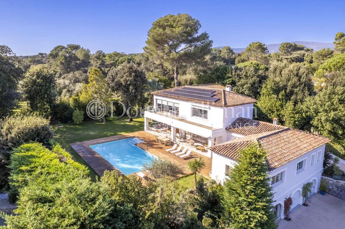 Villa in Valbonne, Provence-Alpes-Côte d'Azur, France 1 - 15564074