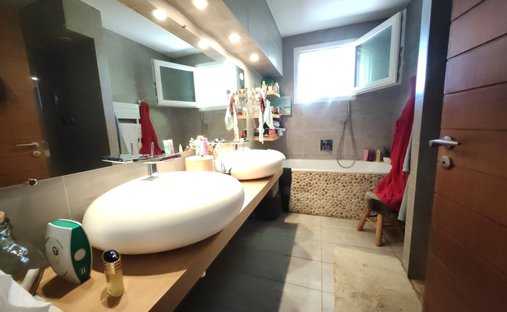 Castle for Sale in Gannat, Auvergne-Rhône-Alpes, France