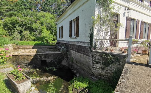Castle for Sale in Cérilly, Auvergne-Rhône-Alpes, France