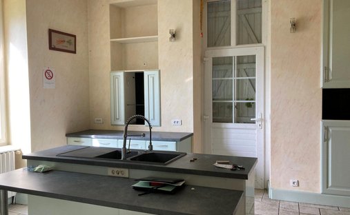 An Urban Chateau Dating Back To 1930 With An Outhouse, A Swimming Pool And Tree Dotted Grounds