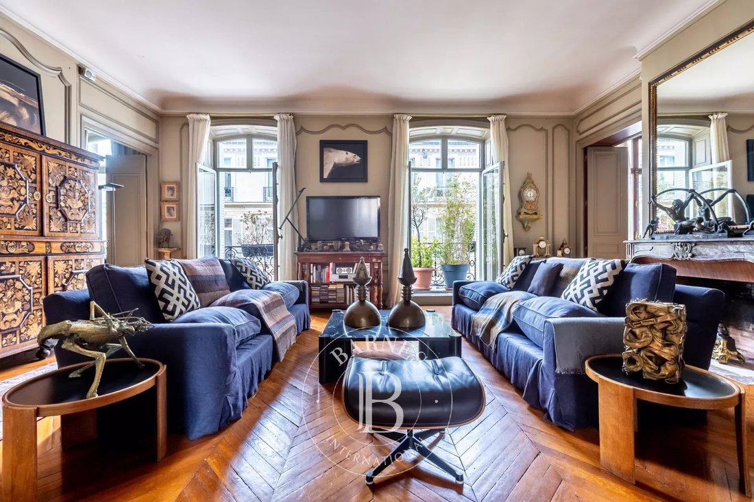 Apartment in Triangle d'Or, Paris 8e Arrondissement, Paris 2 - 16496640
