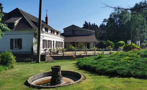 Castle for Sale in Cérilly, Auvergne-Rhône-Alpes, France