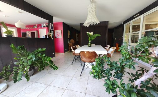 Castle for Sale in Gannat, Auvergne-Rhône-Alpes, France