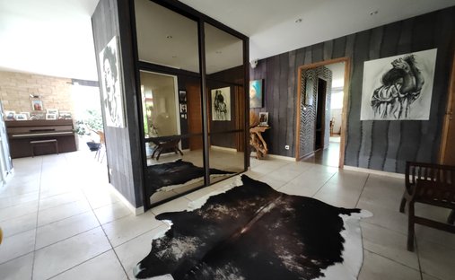 Castle for Sale in Gannat, Auvergne-Rhône-Alpes, France