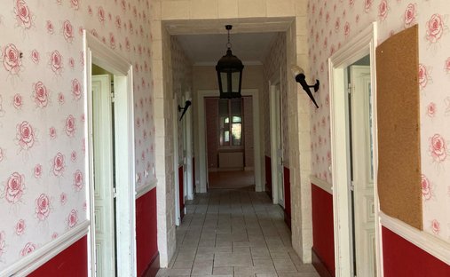 An Urban Chateau Dating Back To 1930 With An Outhouse, A Swimming Pool And Tree Dotted Grounds