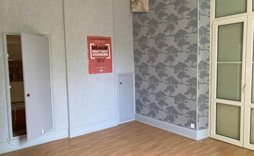 An Urban Chateau Dating Back To 1930 With An Outhouse, A Swimming Pool And Tree Dotted Grounds