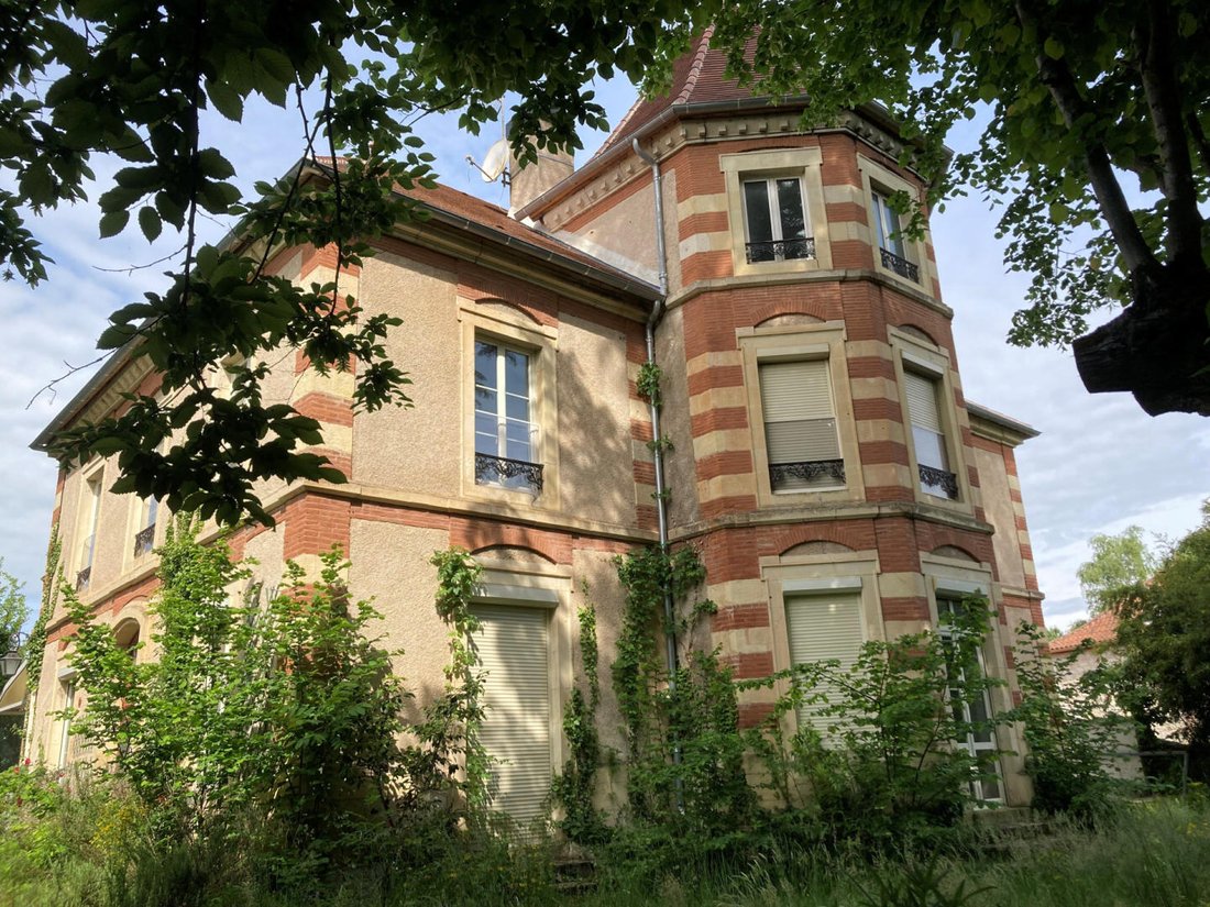 Castle in Charles de Gaulle, Cahors, France 2 - 16501126