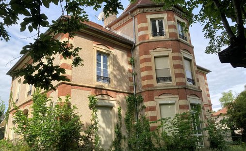 An Urban Chateau Dating Back To 1930 With An Outhouse, A Swimming Pool And Tree Dotted Grounds