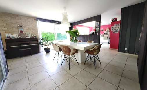 Castle for Sale in Gannat, Auvergne-Rhône-Alpes, France