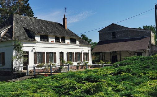 Castle for Sale in Cérilly, Auvergne-Rhône-Alpes, France