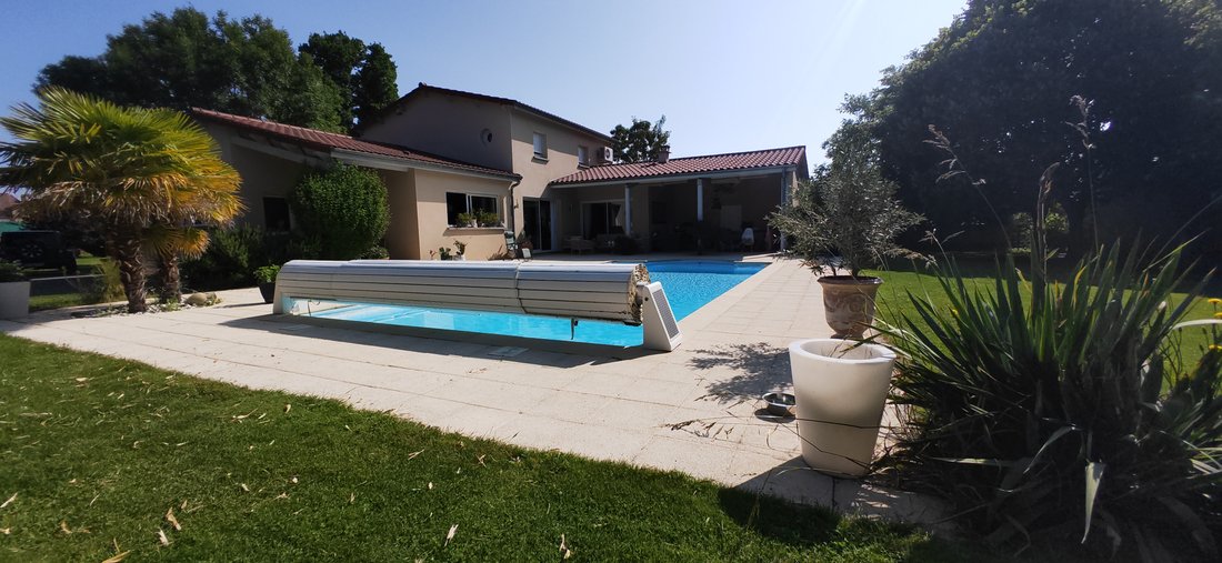 Estate in Saint-Pourcain-sur-Sioule, Auvergne-Rhône-Alpes, France 1 - 16497996