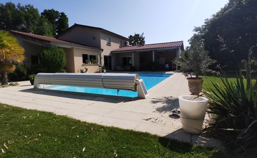 Estate in Saint-Pourcain-sur-Sioule, Auvergne-Rhône-Alpes, France 1