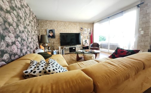 Castle for Sale in Gannat, Auvergne-Rhône-Alpes, France