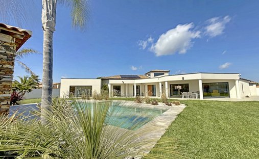Villa in Ouest, Bessan, France 1