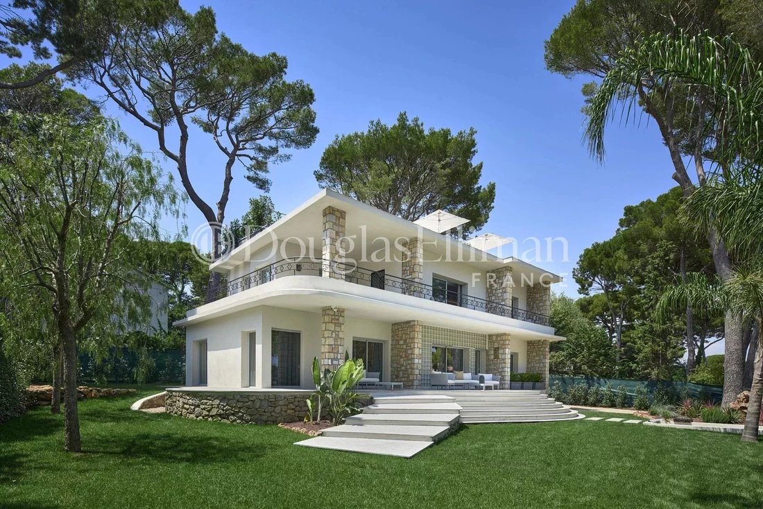 Villa in Antibes, Provence-Alpes-Côte d'Azur, France 1 - 15033664