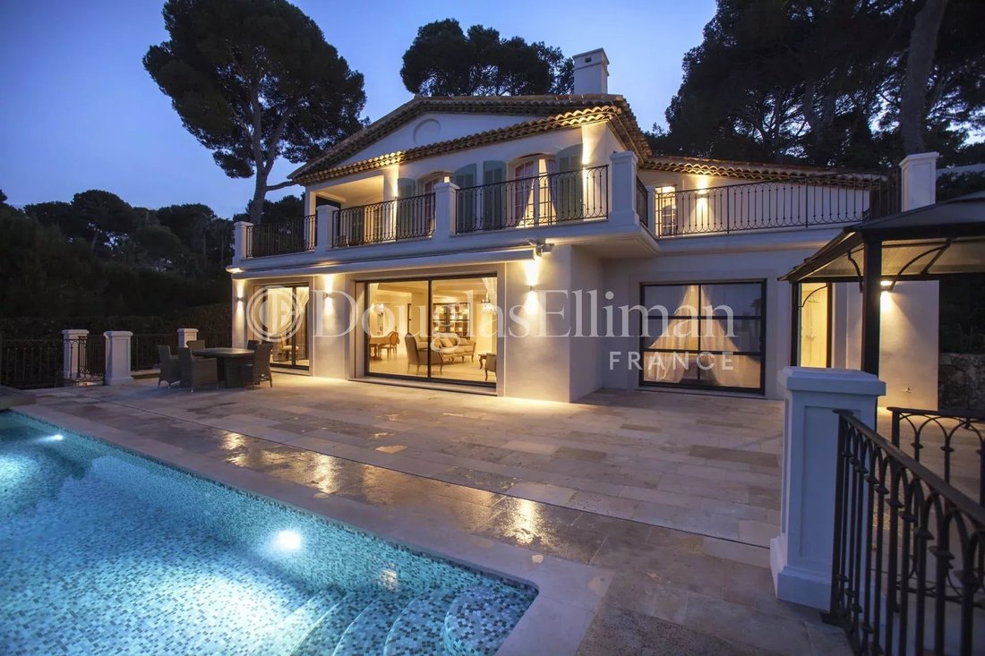 Villa in Antibes, Provence-Alpes-Côte d'Azur, France 1 - 15210322