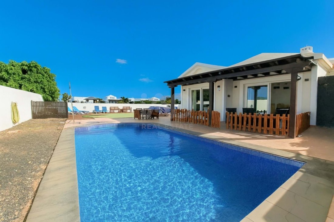 Villa in Playa Blanca, Yaiza, Spain 1 - 16529034