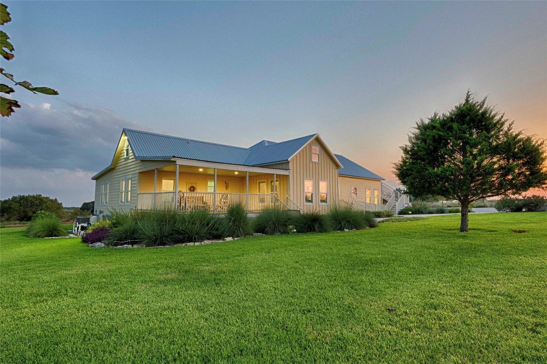 House in Schulenburg, Texas, United States 1 - 16509895