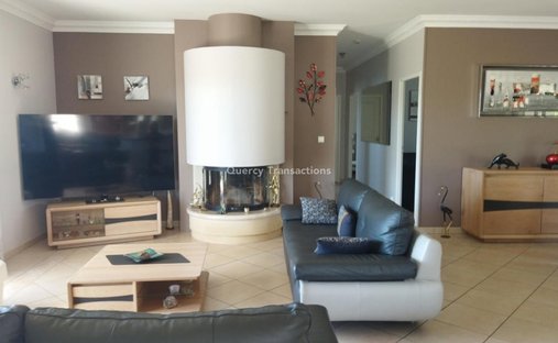 An Urban Chateau Dating Back To 1930 With An Outhouse, A Swimming Pool And Tree Dotted Grounds