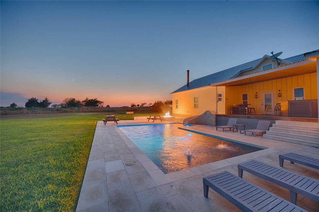 House in Schulenburg, Texas, United States 5 - 16509895