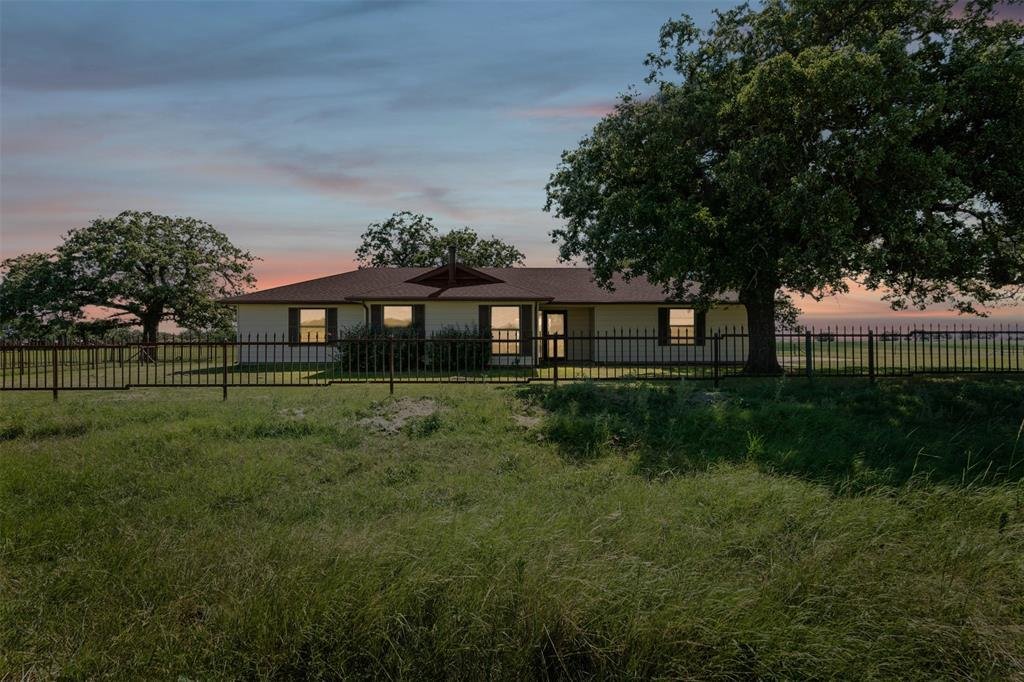 House in Blum, Texas, United States 3 - 16513932