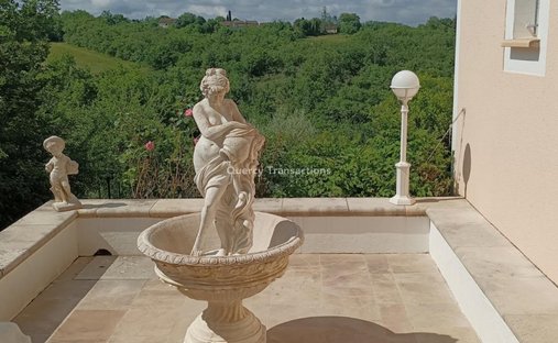 An Urban Chateau Dating Back To 1930 With An Outhouse, A Swimming Pool And Tree Dotted Grounds