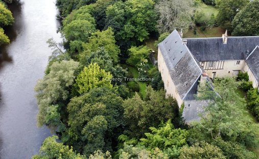 Castle for Sale in Montignac, Nouvelle-Aquitaine, France