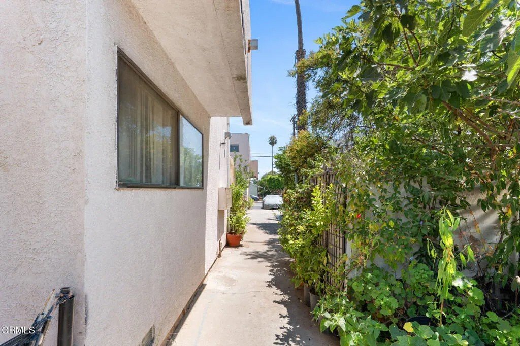 Los Angeles, California, United States 3 - 16524258