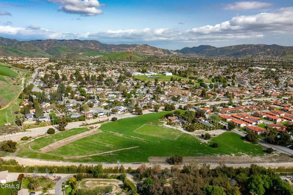 Simi Valley, California, United States 5 - 16521096
