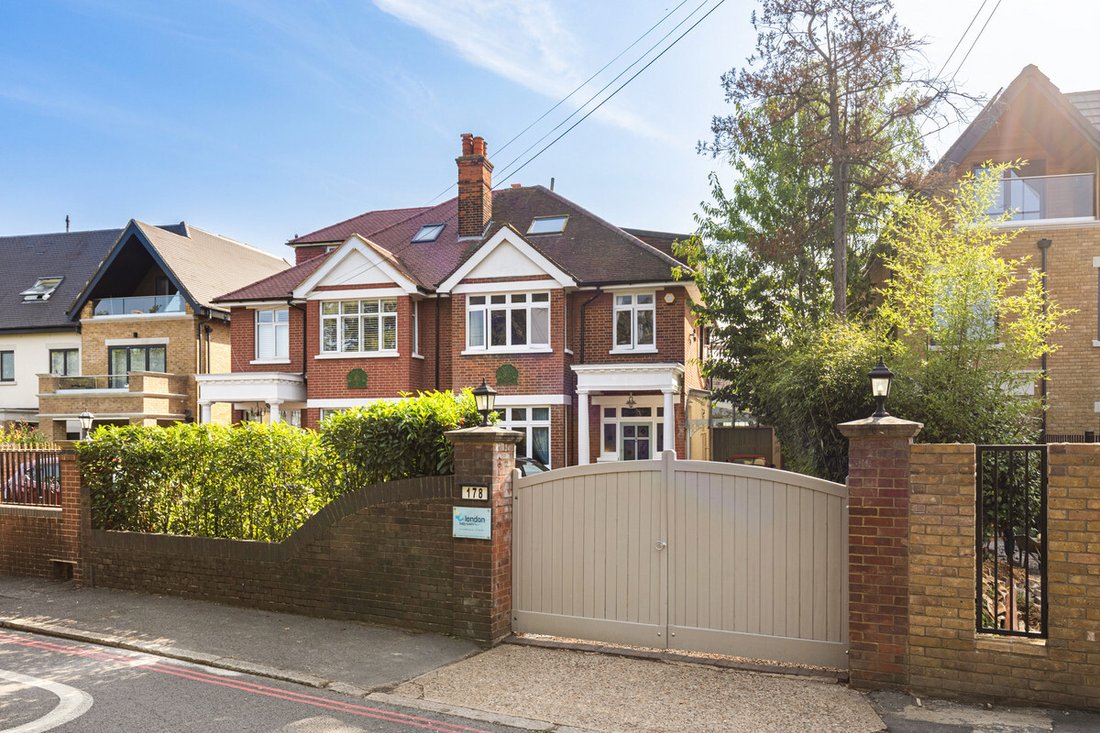 House in Hounslow, England 1 - 16529364