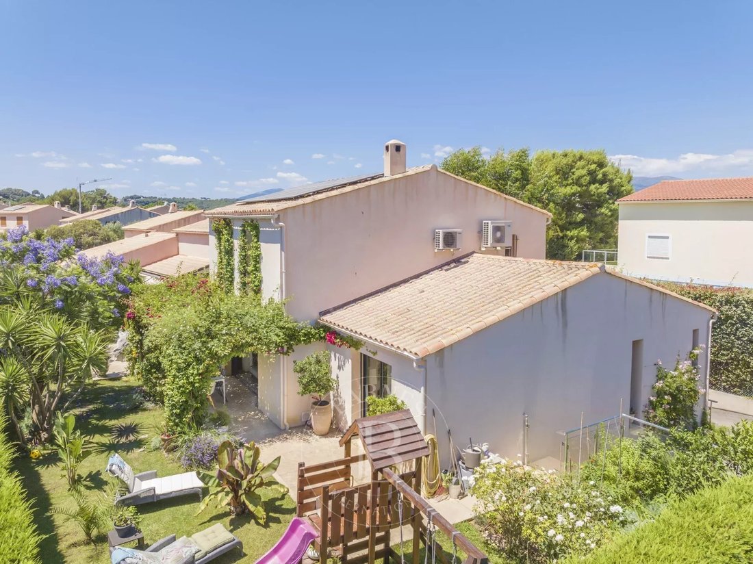 Villa in Antibes, Provence-Alpes-Côte d'Azur, France 1 - 14469221