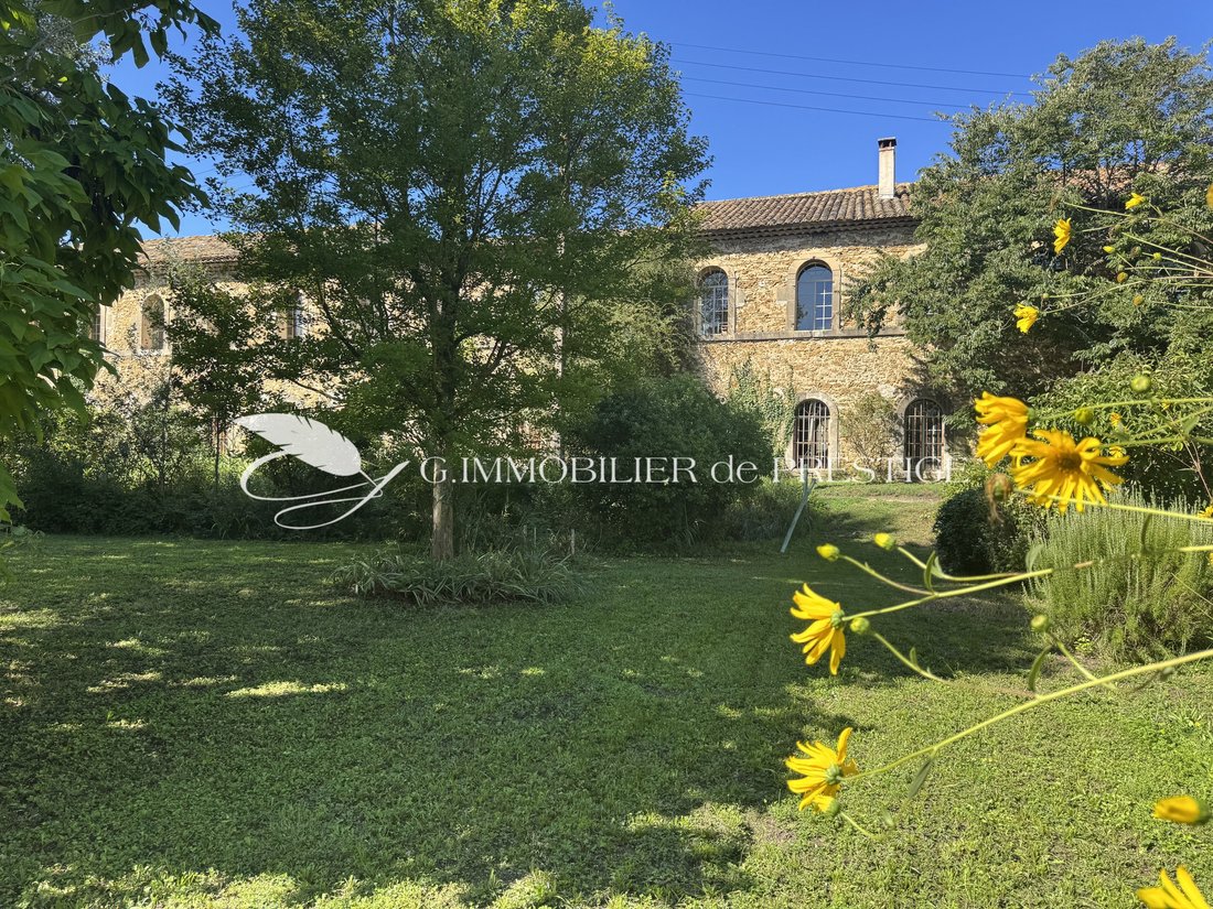 Castello a Ouest, Entraigues-sur-la-Sorgue, Francia 1 - 16534429