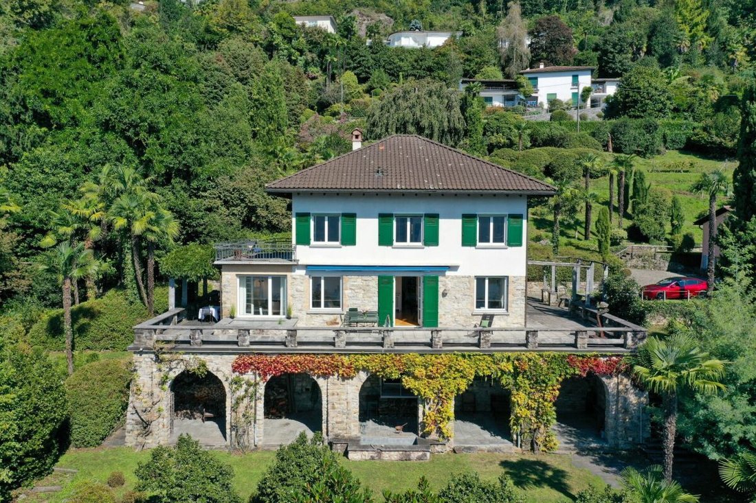 Large Villa With Stunning Lake Views For Those Who Love To Enjoy Life