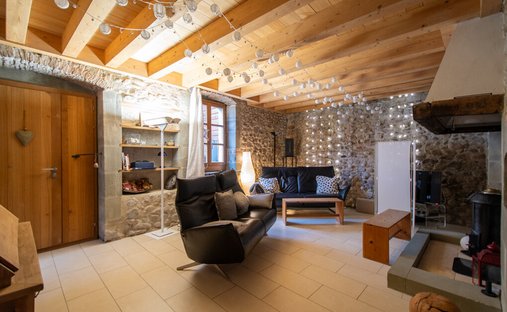 Castle Life At Your Fingertips