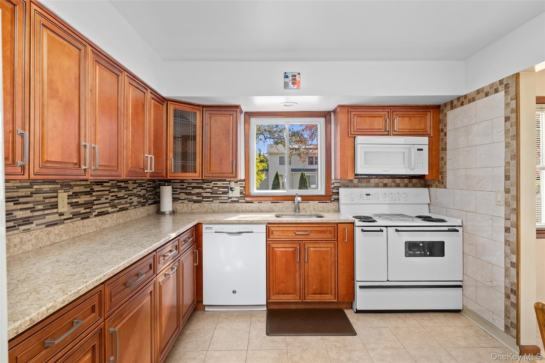 House in Bellmore, New York, United States 5 - 16534933