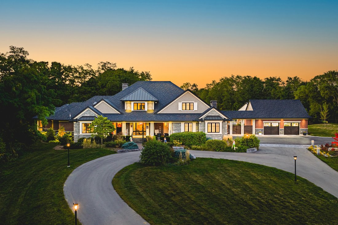 House in Burlington, Ontario, Canada 1 - 16538562