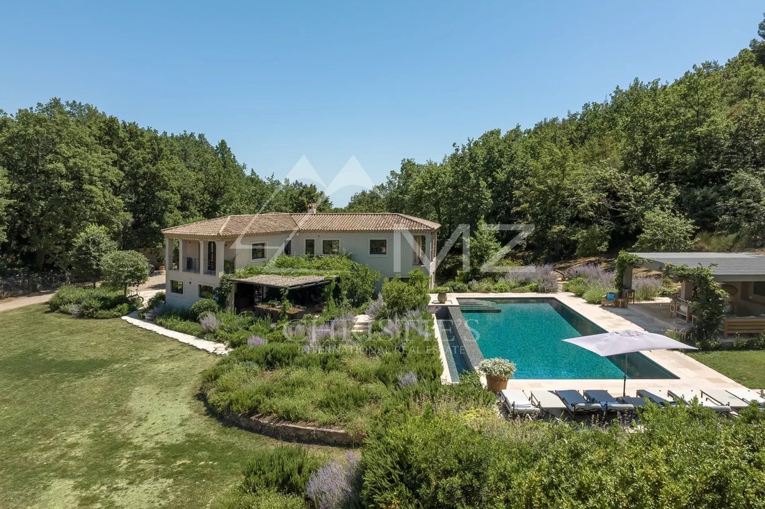 Villa in Châteauneuf-Grasse, Provence-Alpes-Côte d'Azur, France 1 - 12498481