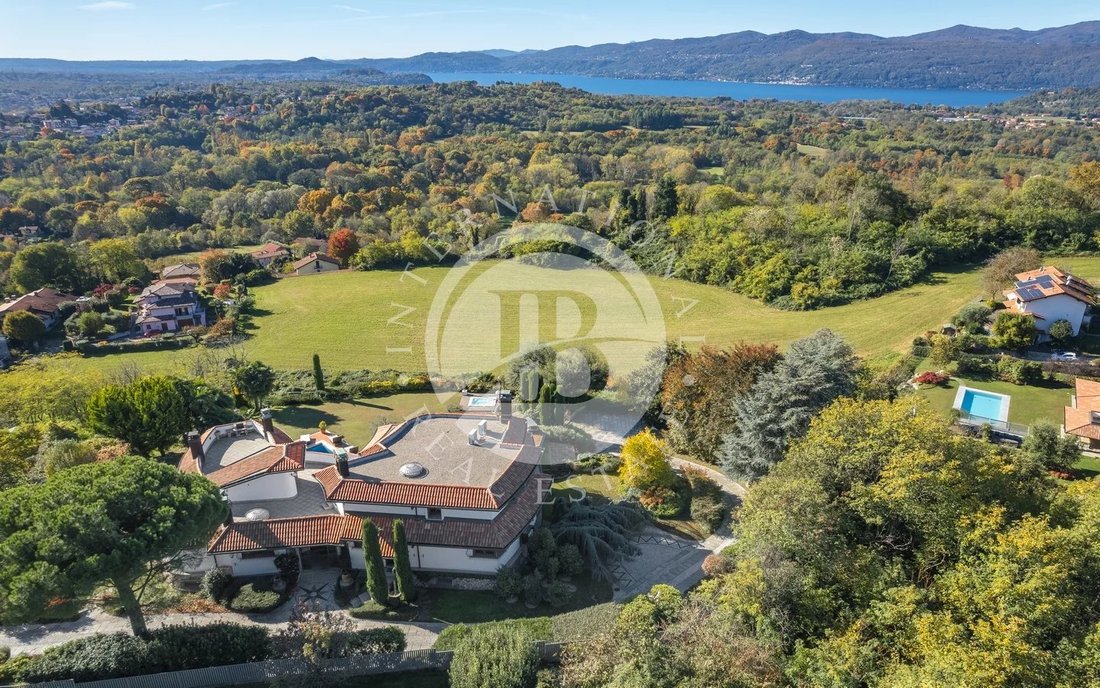 Villa in Besozzo, Lombardy, Italy 1 - 16540557