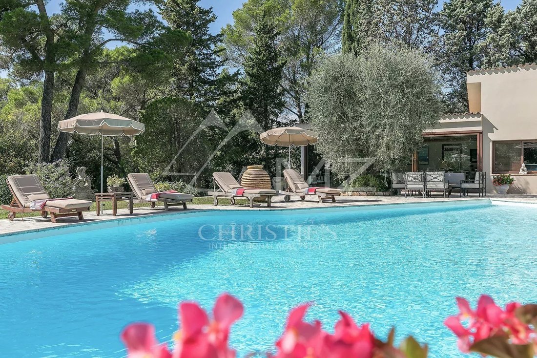 Villa in Mougins, Provence-Alpes-Côte d'Azur, France 2 - 12506905