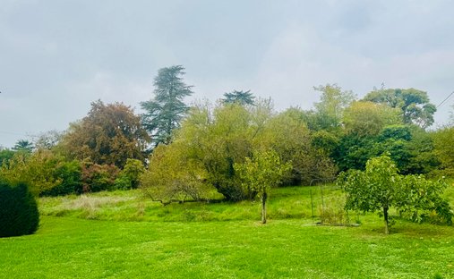 Castle for Sale in Saint-Julien-en-Genevois, Auvergne-Rhône-Alpes, France