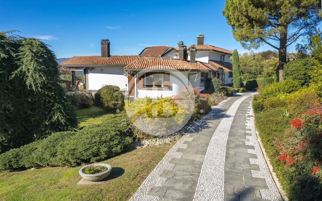 Villa in Besozzo, Lombardy, Italy 3 - 16540557