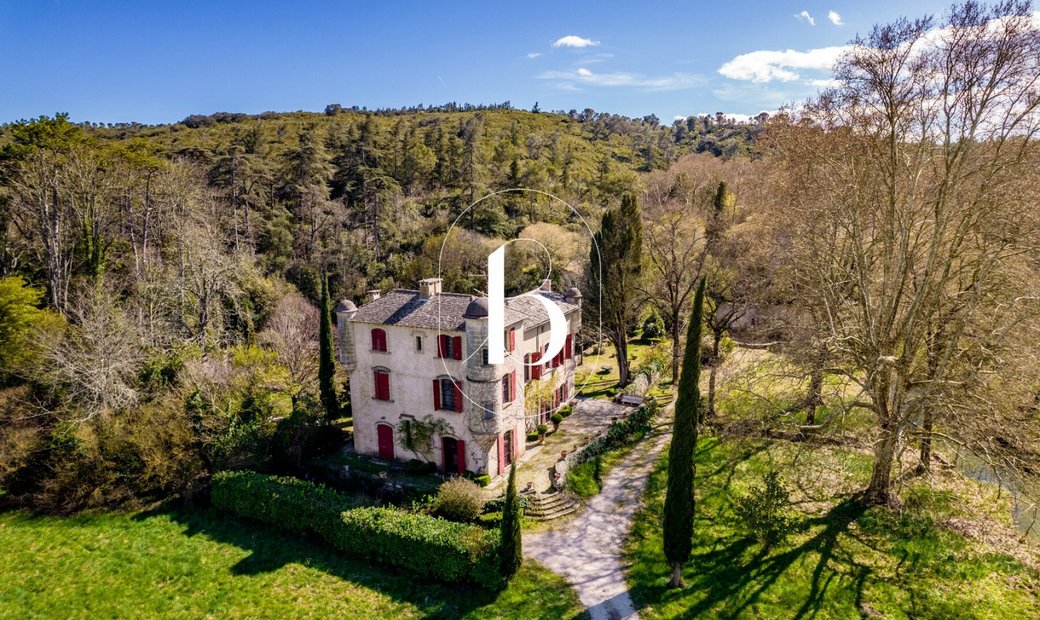 Sale Of Château Uzes, 295m² 11 Rooms €1,700,000 With Terrace