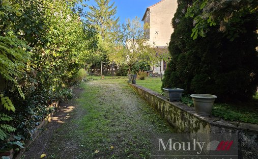 An Urban Chateau Dating Back To 1930 With An Outhouse, A Swimming Pool And Tree Dotted Grounds