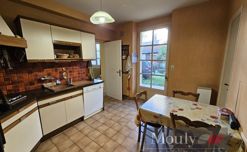 An Urban Chateau Dating Back To 1930 With An Outhouse, A Swimming Pool And Tree Dotted Grounds